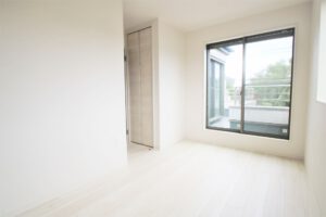 ベランダ側の窓から光が差し込む