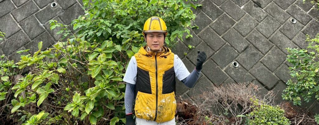 従業員がガッツポーズしている