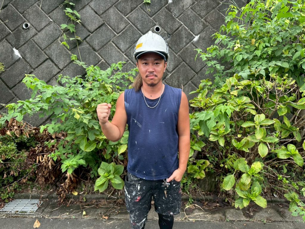 従業員がガッツポーズしている